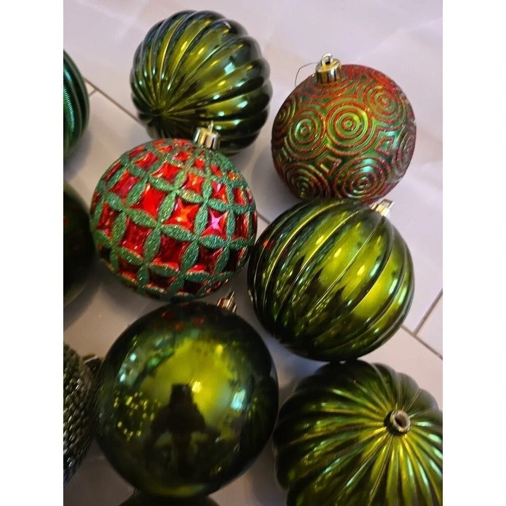 HOLIDAY‎ TIME 18 SHATTERPROOF HANGING ORNAMENTS ROUND BALLS Green